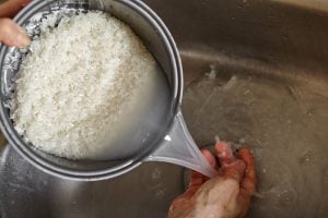 Água de arroz: quais são os benefícios para pele e cabelo