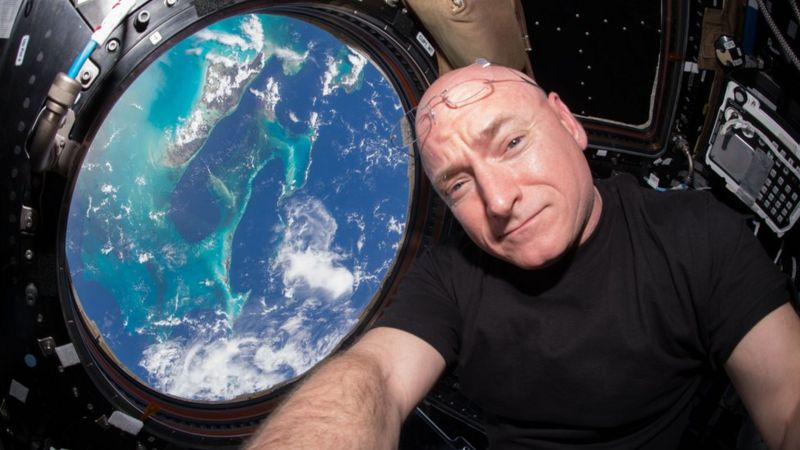 Astronauta conta como conseguiu sobreviver um ano no espaço com uma fantasia de gorila